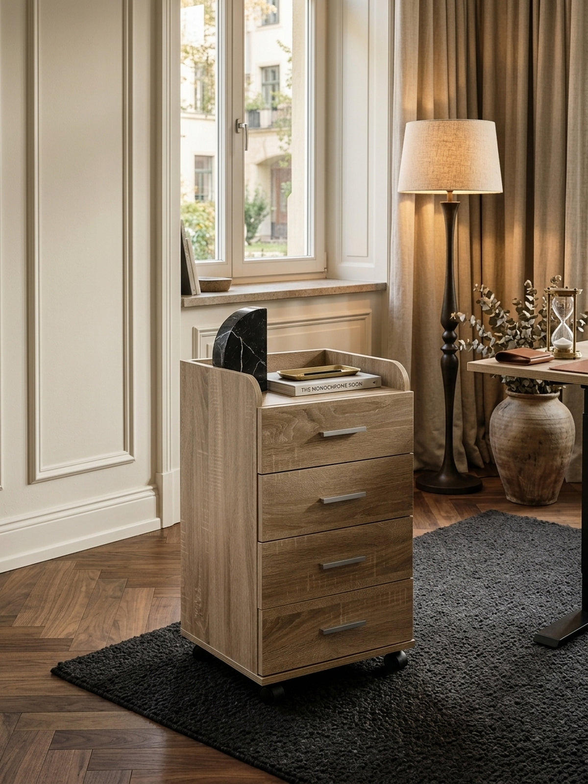 Aufsicht auf den hellen Bürocontainer mit vier Schubladen im modernen Arbeitszimmer. Der Rollschrank aus Holzwerkstoff fügt sich perfekt in die exklusive Raumgestaltung ein._