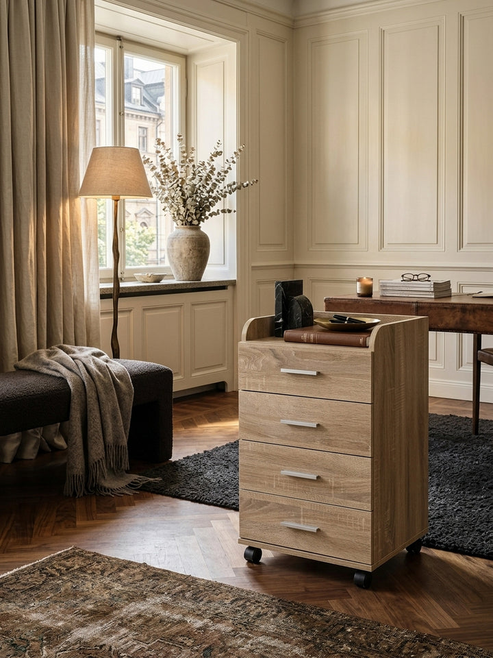 Rollcontainer in Sonoma Eiche Optik im eleganten Home Office, dekoriert mit Messing-Accessoires. Der 40x33x71cm große Schubladenschrank bietet stilvollen Stauraum neben dem Tisch._