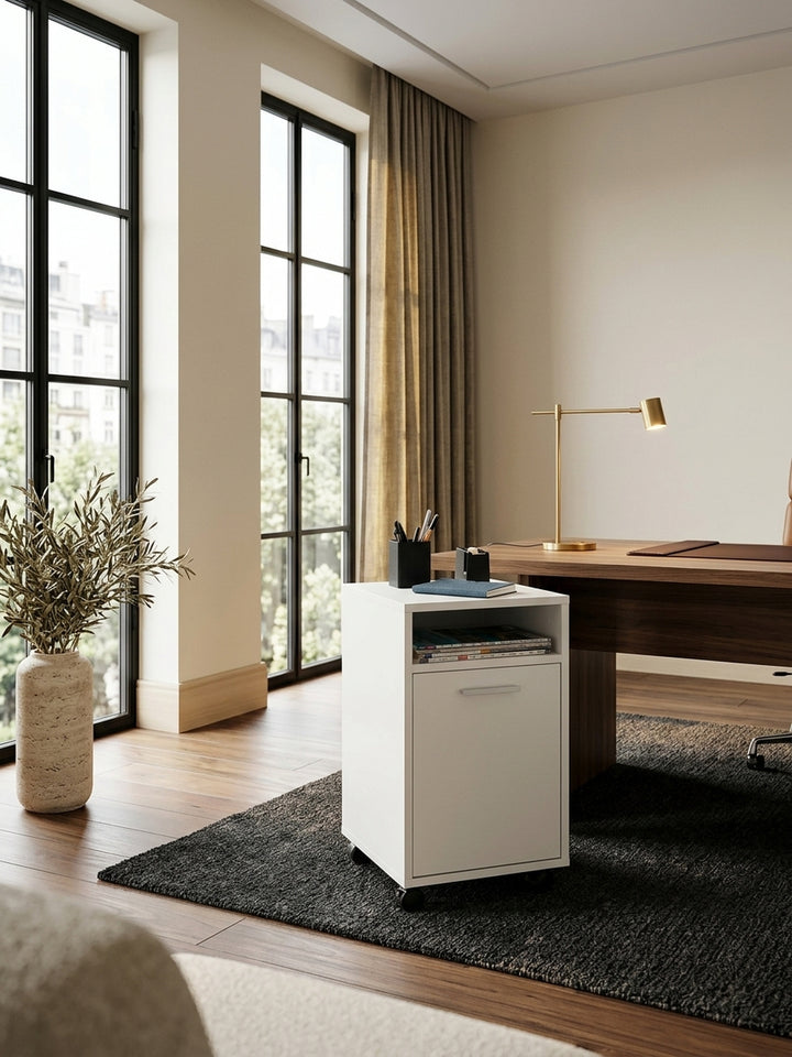 Weißer Rollcontainer 33x60x38cm im eleganten Heimbüro. Der moderne Schreibtisch-Container steht unter einem massiven Walnuss-Schreibtisch auf einem anthrazitfarbenen Bouclé-Teppich._