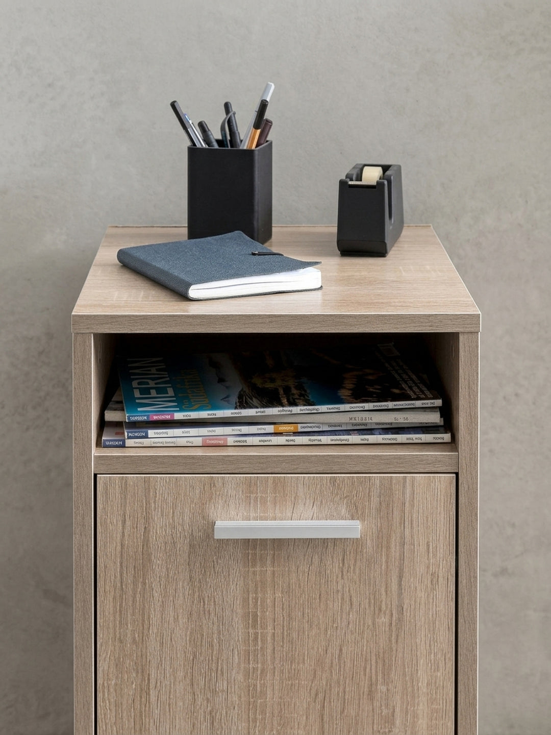 Gesamtansicht des funktionalen Rollcontainers mit offener Ablage für A4-Dokumente. Das warme Holzdekor und die puristische Formgebung prägen das Design dieses Arbeitszimmer-Helfers._