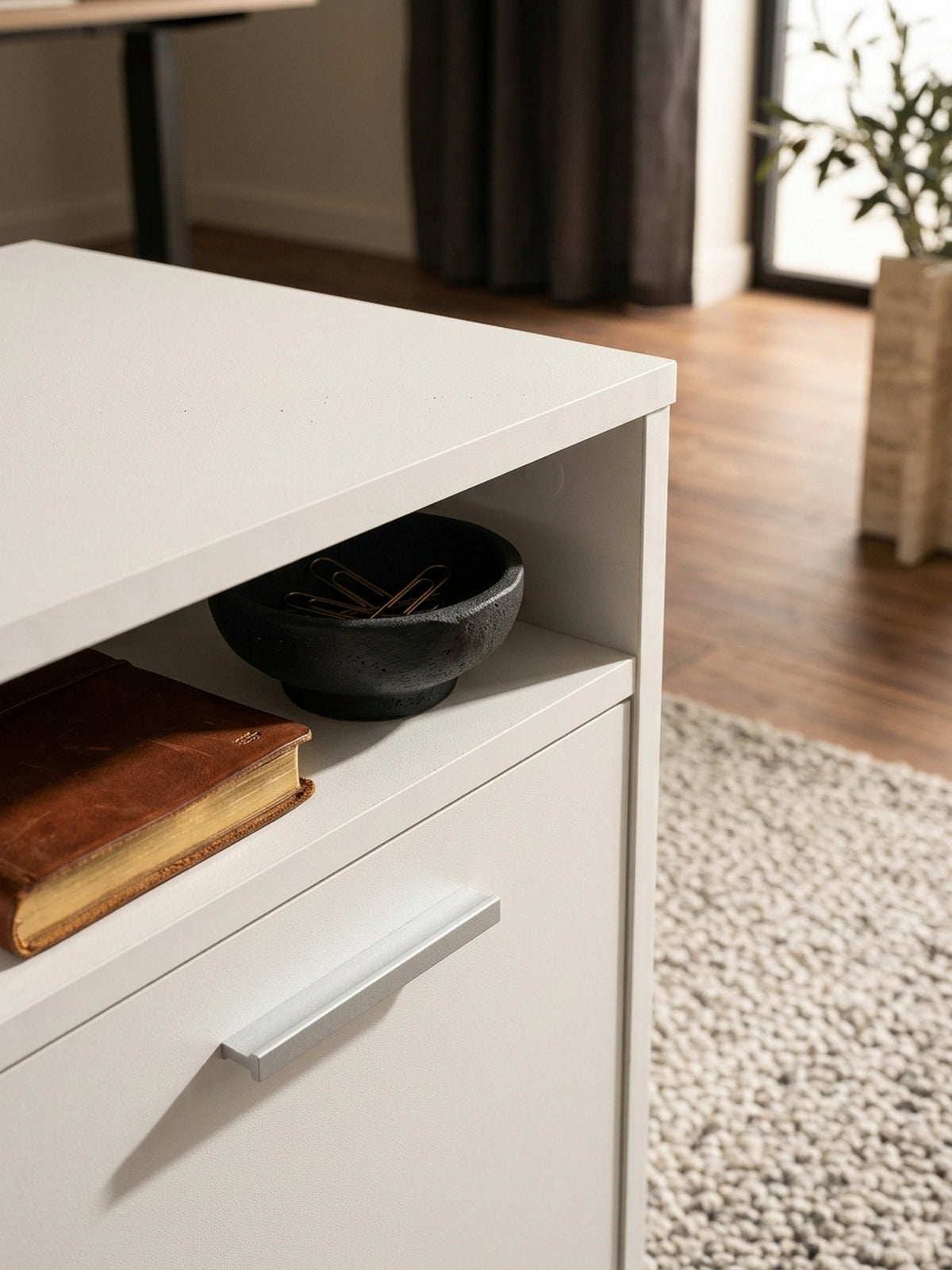 Detailaufnahme der pflegeleichten, weißen Melaminharzbeschichtung des Schreibtisch-Containers. Die feine, matte Oberflächenstruktur ist ideal für den täglichen Gebrauch im Home Office._