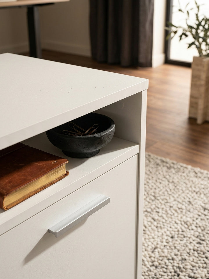 Detailaufnahme der pflegeleichten, weißen Melaminharzbeschichtung des Schreibtisch-Containers. Die feine, matte Oberflächenstruktur ist ideal für den täglichen Gebrauch im Home Office._