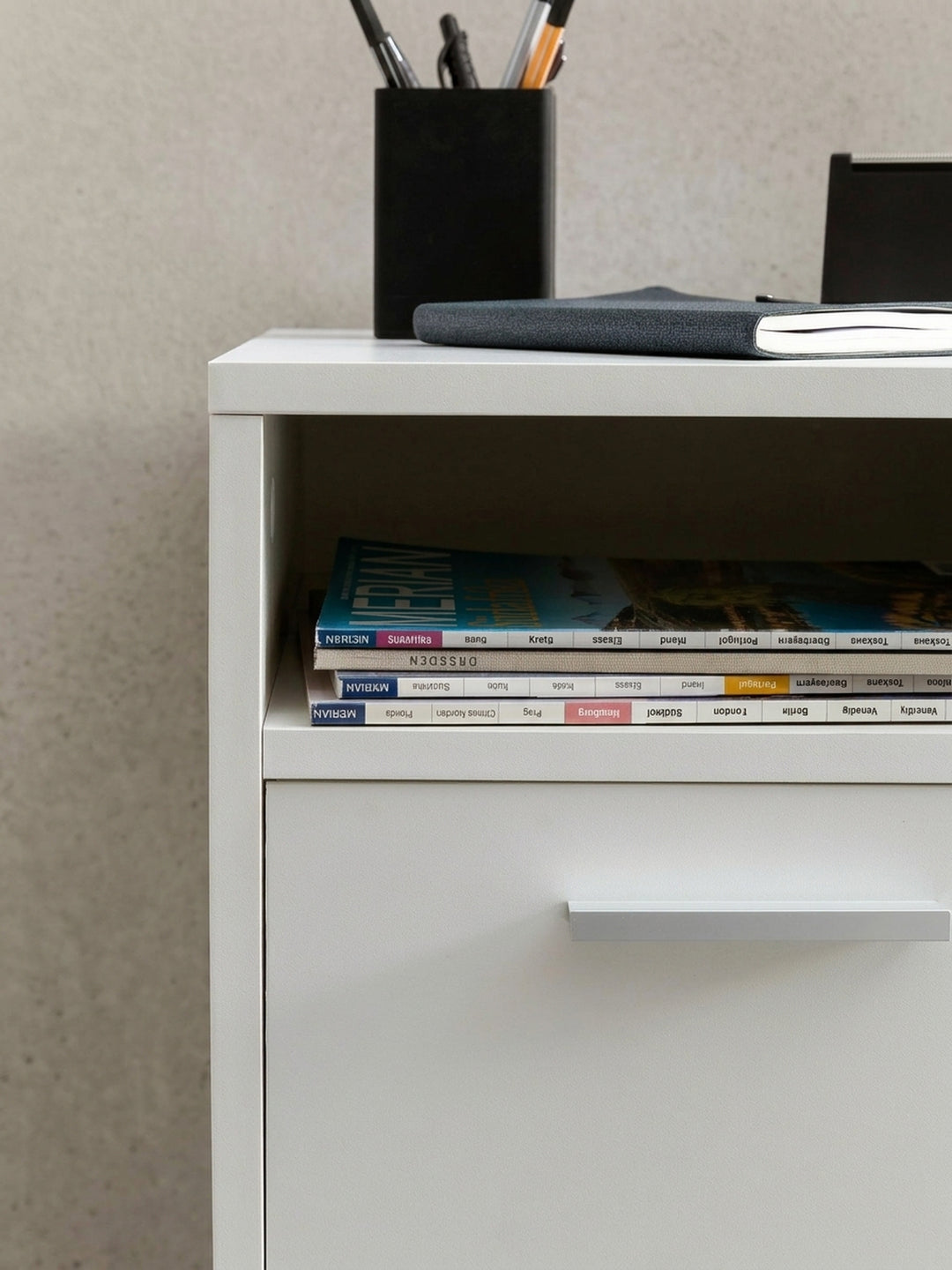 Gesamtübersicht des praktischen Rollschranks in mattweiß. Ein zeitlos schlichter Klassiker für die moderne Arbeitszimmer-Einrichtung, der Ordnung und Struktur an den Schreibtisch bringt._