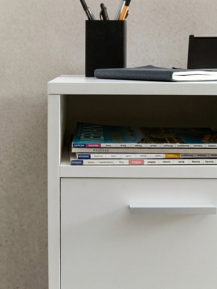 Gesamtübersicht des praktischen Rollschranks in mattweiß. Ein zeitlos schlichter Klassiker für die moderne Arbeitszimmer-Einrichtung, der Ordnung und Struktur an den Schreibtisch bringt._