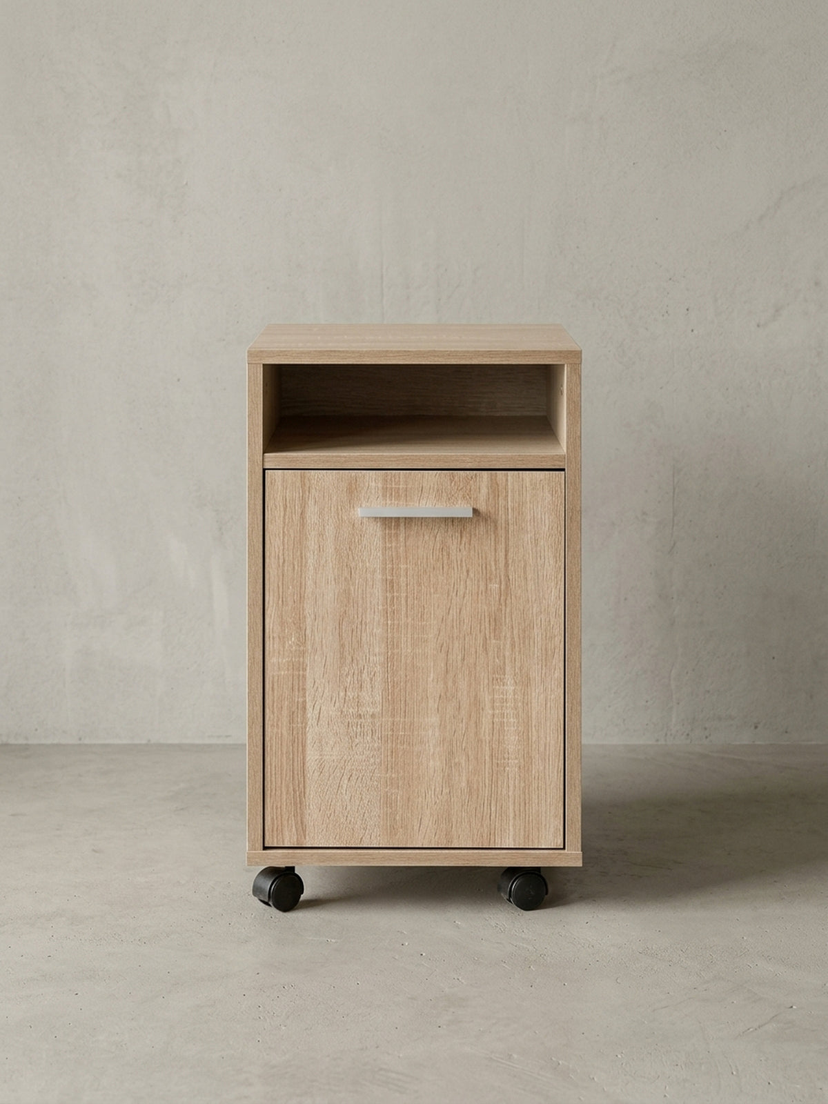 Kompakter Rollcontainer Sonoma Eiche in Frontansicht. Der Büroschrank misst 33x38x60cm und bietet ein offenes Fach sowie eine Tür für optimale Stauraum-Organisation im Arbeitszimmer._