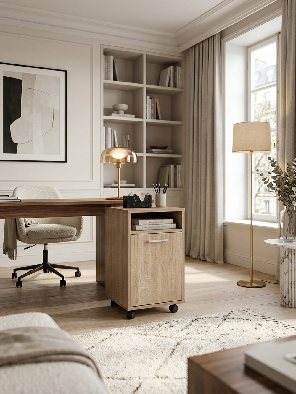 Eleganter Rollcontainer in Sonoma Eiche im luxuriösen Home Office. Der 60cm hohe Schreibtischcontainer mit Tür und Ablagefach steht auf hellen Holzdielen neben einem modernen Schreibtisch._