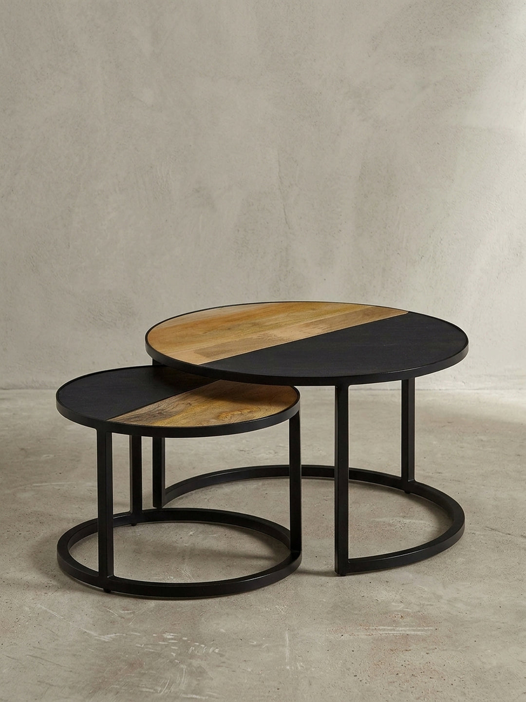 Rundes Satztisch-Set vor weißem Hintergrund, mit zweigeteilter Platte aus Mango-Holz und schwarzem Stein-Dekor und Metallgestell._