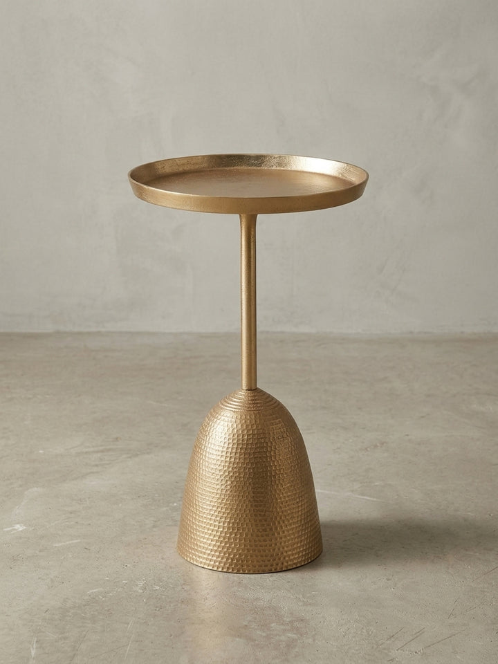 Moderner Beistelltisch aus goldfarbenem Aluminium mit einer Höhe von 53 cm, Frontalansicht auf weißem Hintergrund, zeigt die schlanke Silhouette und den stabilen Fuß._