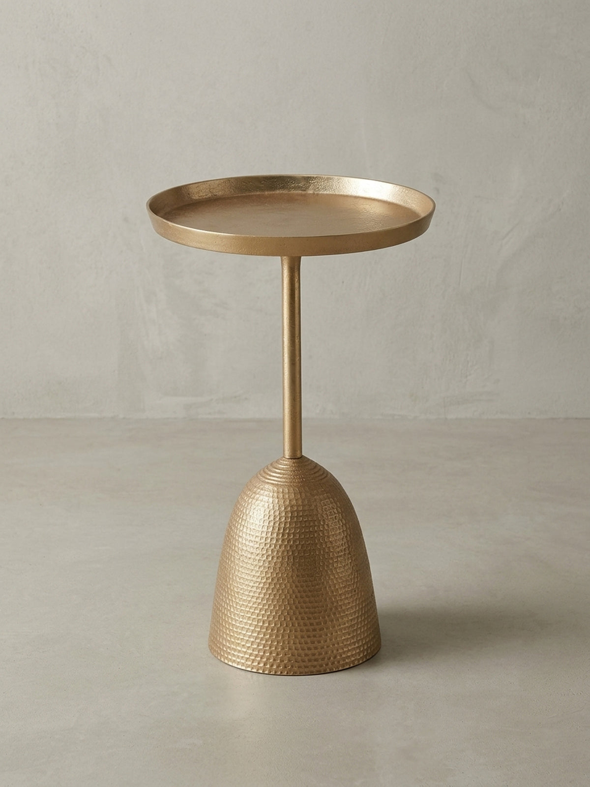 Ein Gesamtüberblick über den runden Beistelltisch aus Metall in Gold, der sein elegantes und zeitloses Design für moderne Wohnräume unterstreicht.