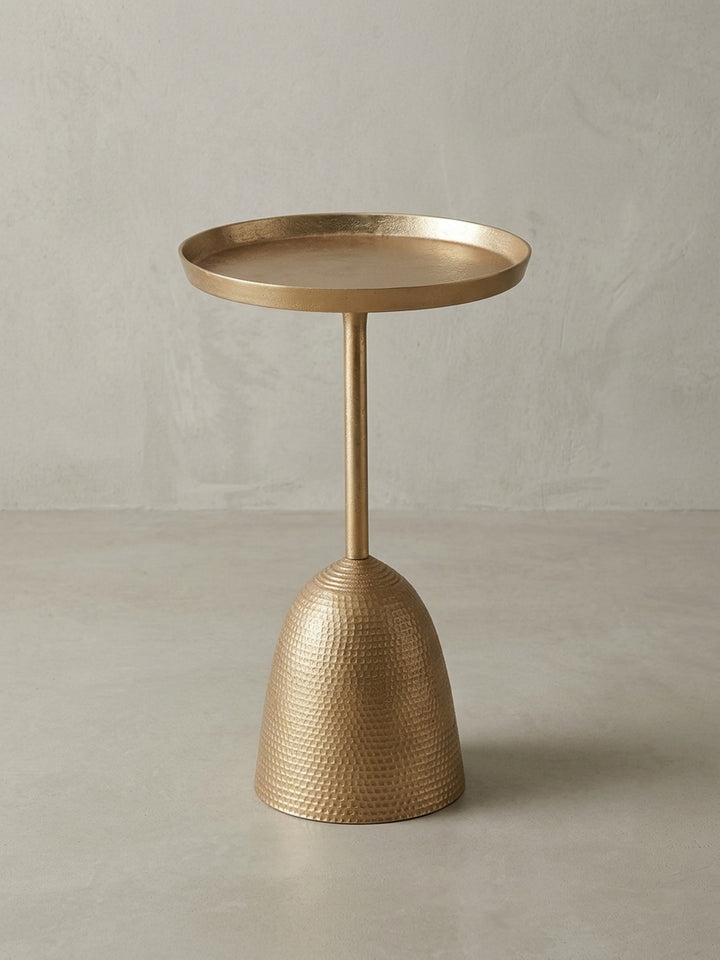 Ein Gesamtüberblick über den runden Beistelltisch aus Metall in Gold, der sein elegantes und zeitloses Design für moderne Wohnräume unterstreicht._
