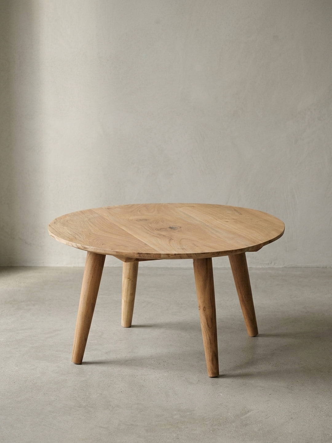 Couchtisch aus honigfarbenem Akazie-Massivholz auf neutralem Betonhintergrund Frontalansicht 75x75x40 cm_