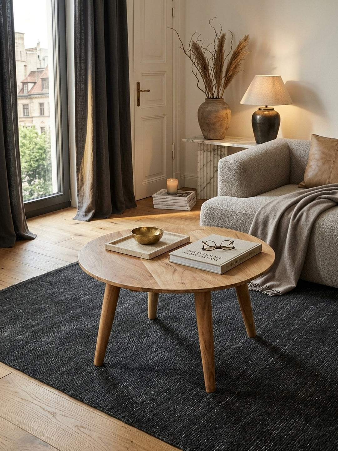 Couchtisch Akazie Massivholz braun 75x75x40 cm in stilvoller Wohnzimmer-Einrichtung mit Dekoration und Accessoires aus der Vogelperspektive_