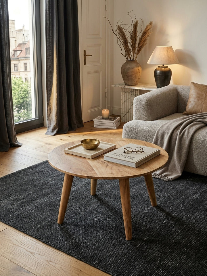 Couchtisch Akazie Massivholz braun 75x75x40 cm in stilvoller Wohnzimmer-Einrichtung mit Dekoration und Accessoires aus der Vogelperspektive_