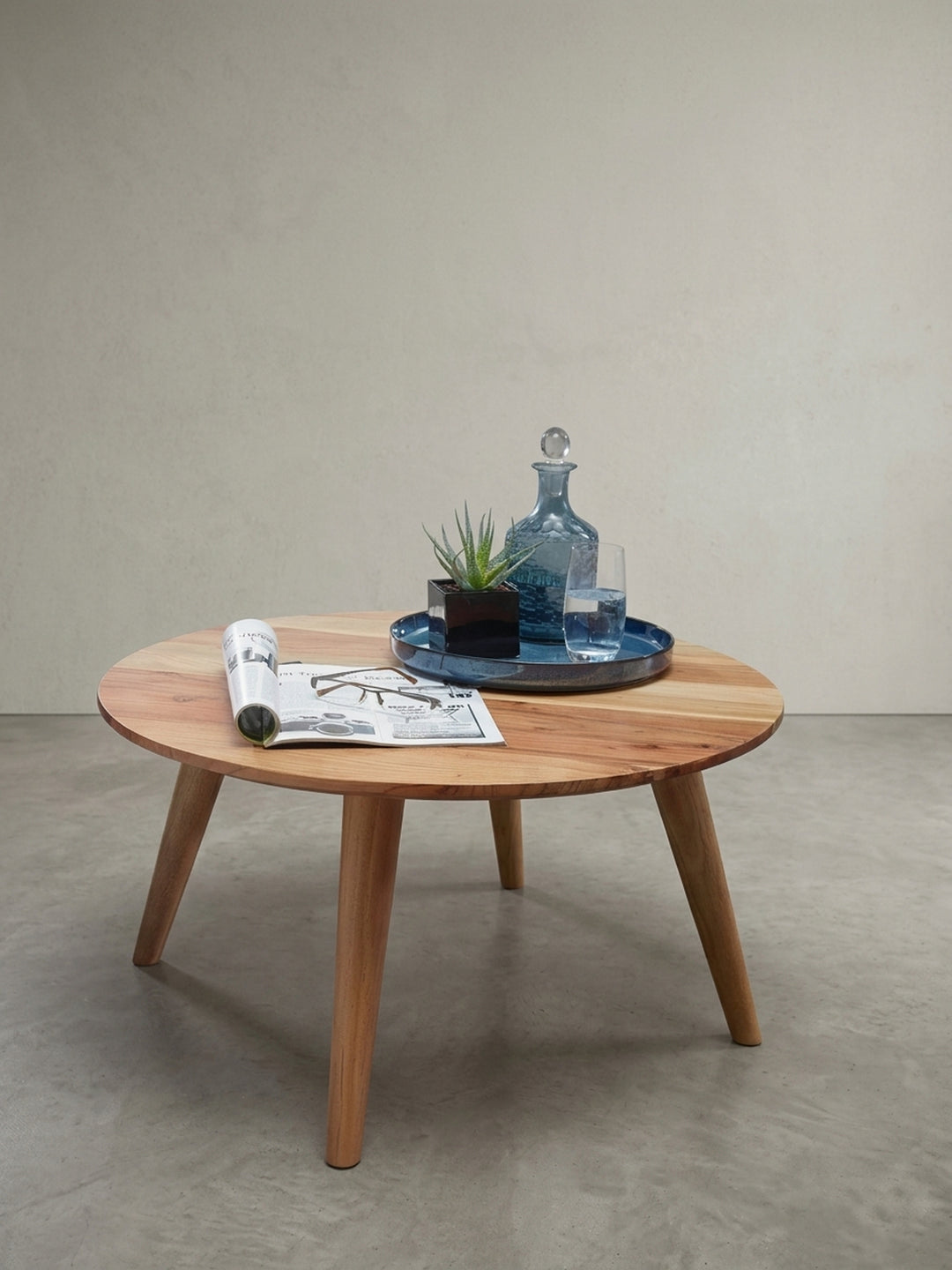 Couchtisch Akazie massiv braun in perspektivischer Ansicht zeigt Form und Proportionen 75x75x40 cm auf Studiohintergrund_