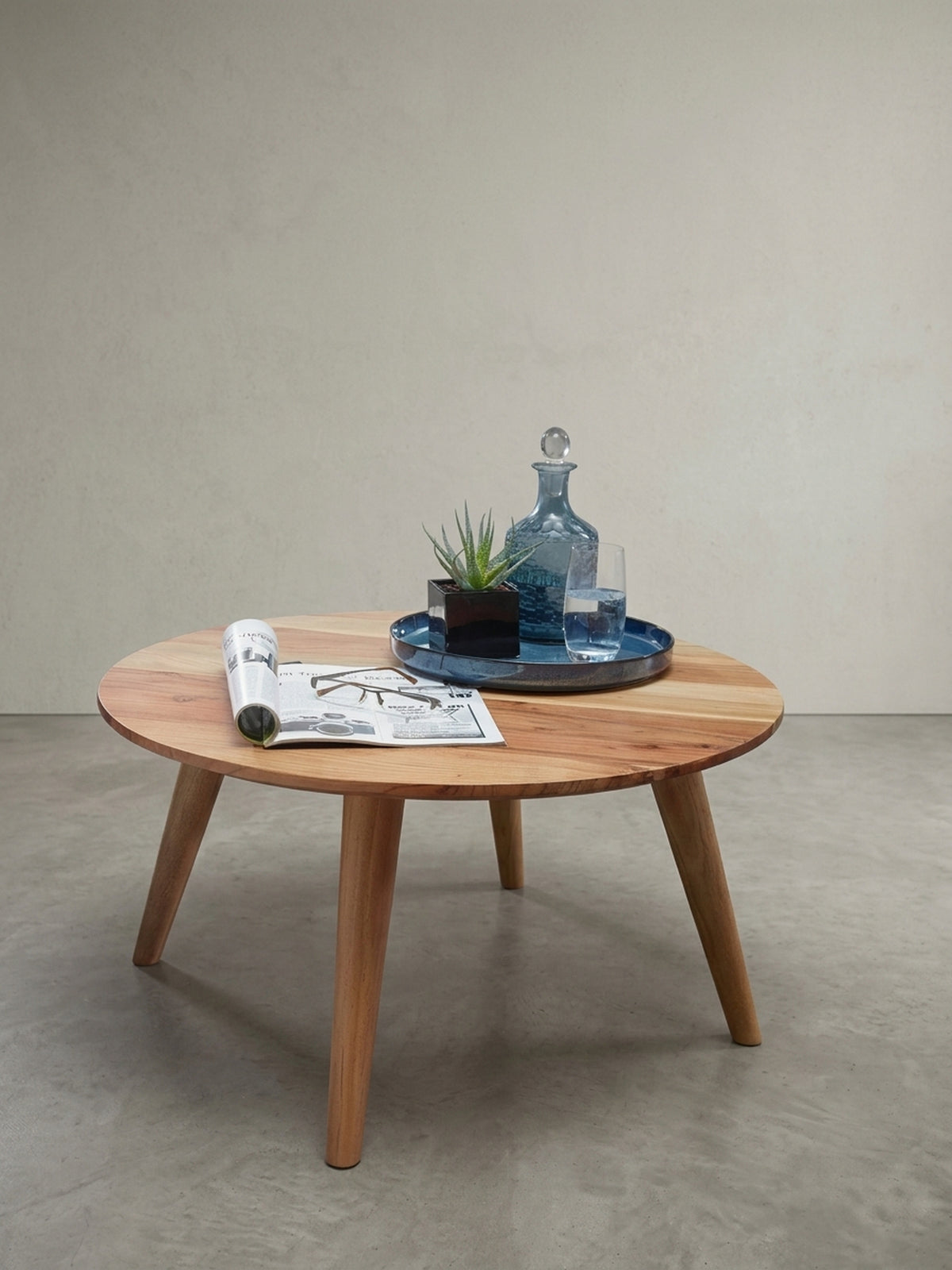 Couchtisch Akazie massiv braun in perspektivischer Ansicht zeigt Form und Proportionen 75x75x40 cm auf Studiohintergrund_