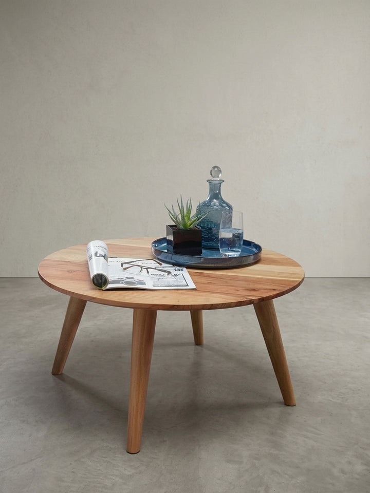 Couchtisch Akazie massiv braun in perspektivischer Ansicht zeigt Form und Proportionen 75x75x40 cm auf Studiohintergrund_