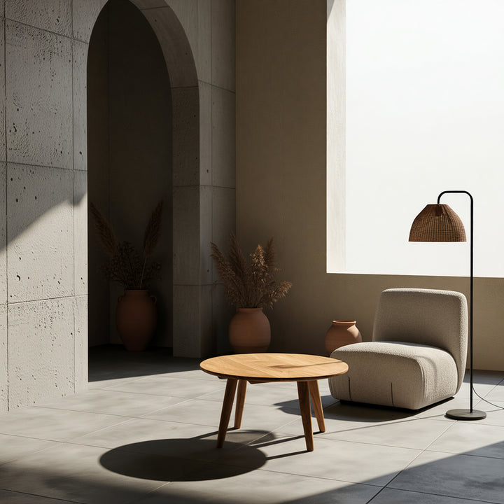 Runder Couchtisch aus Holz mit beigem Lounge-Sessel und Stehlampe – stilvolles Interieur von Kadima Design_