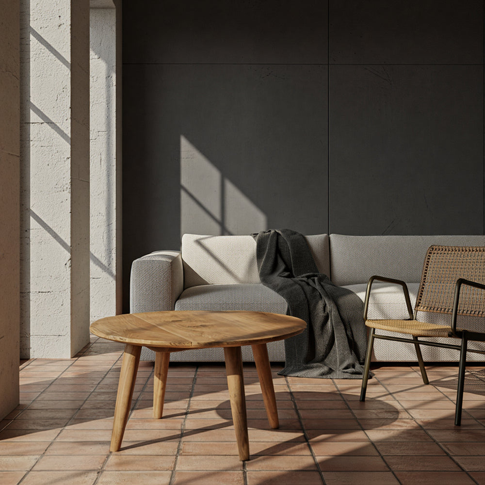 Moderner runder Holztisch mit Sofa und Stuhl – zeitloses Wohnzimmer-Design von Kadima Design_