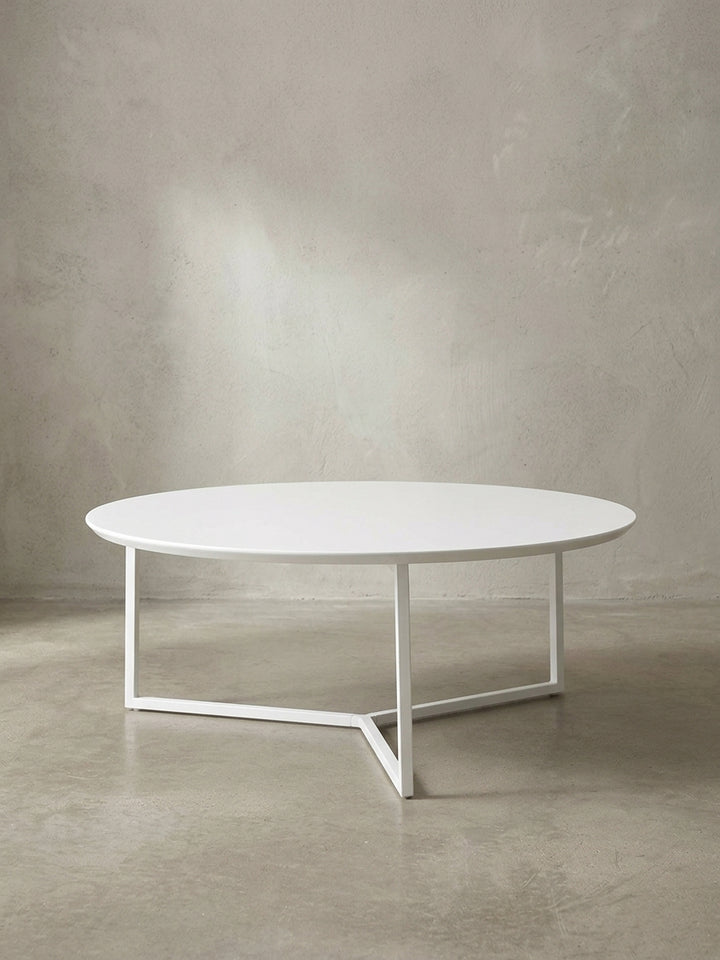 Dreiviertel-Ansicht des modernen Wohnzimmertisches in strahlendem Weiß matt, der durch sein puristisches Design und die minimalistischen Linien besticht._