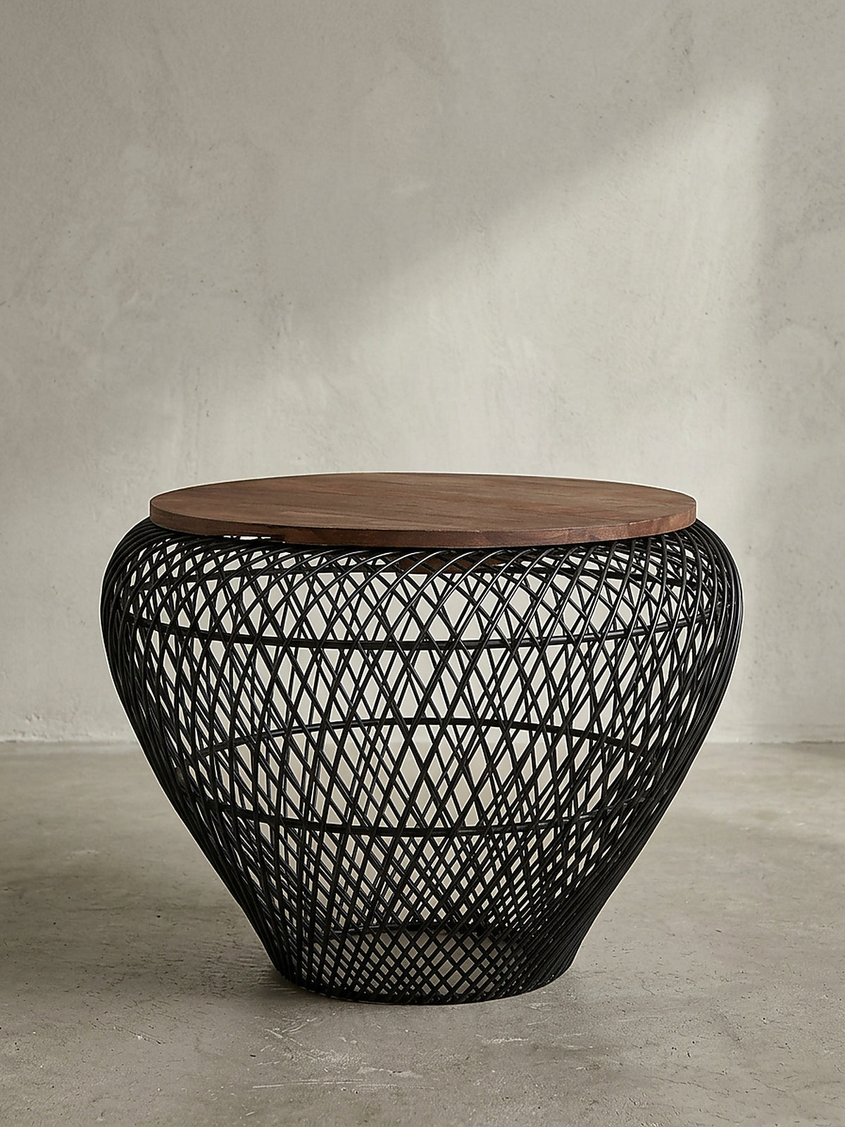 Seitenansicht des 45 cm hohen Wohnzimmertisches mit schwarzem Metallkorb und elegant nach unten verjüngtem Standfuß
