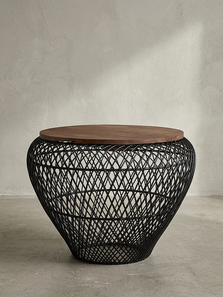 Seitenansicht des 45 cm hohen Wohnzimmertisches mit schwarzem Metallkorb und elegant nach unten verjüngtem Standfuß_