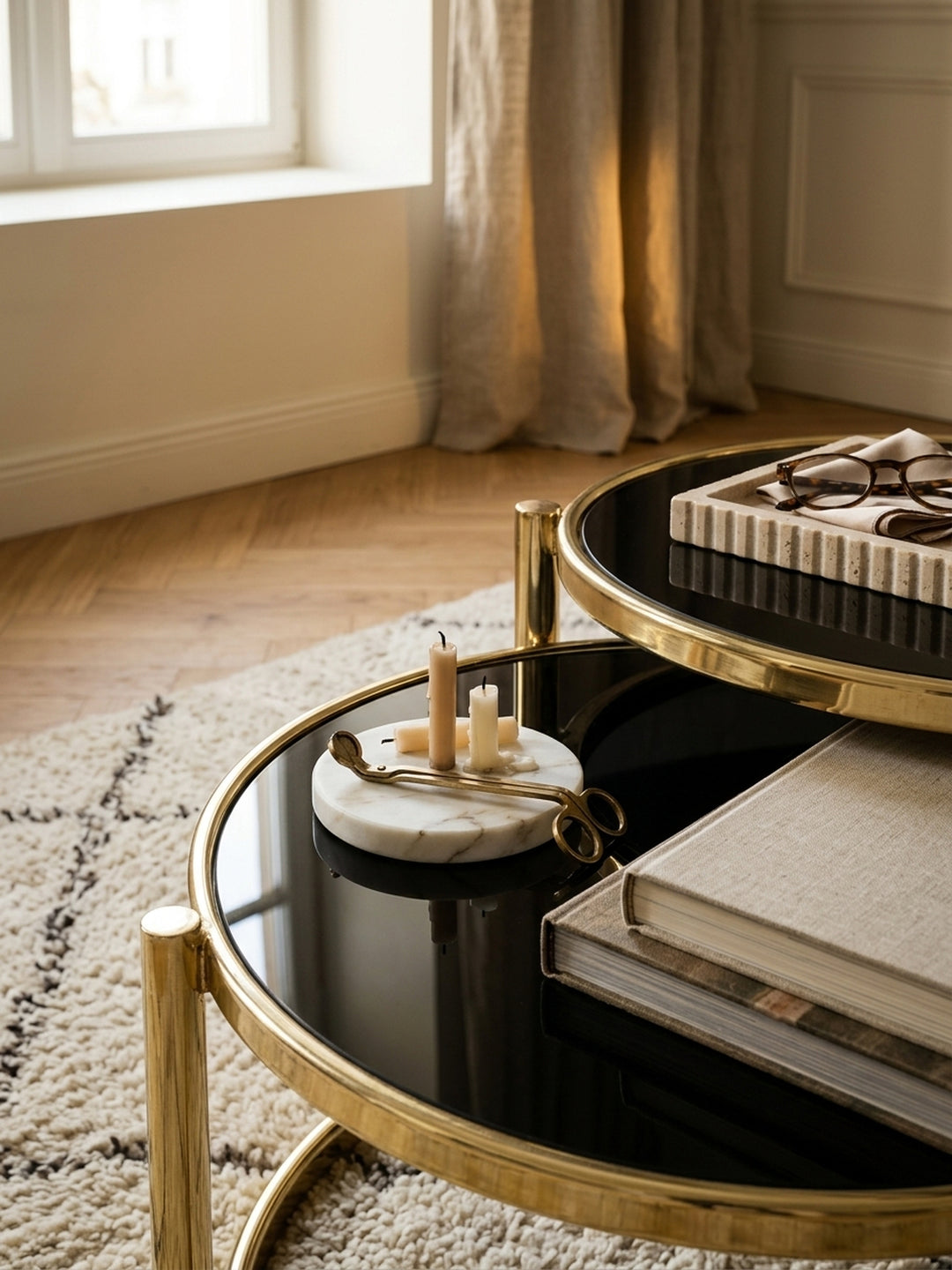 Detailansicht der schwarzen Sicherheitsglasplatte und des goldfarbenen Metallgestells. Die spiegelnde Oberfläche des Beistelltisches zeigt die hochwertige Materialqualität._