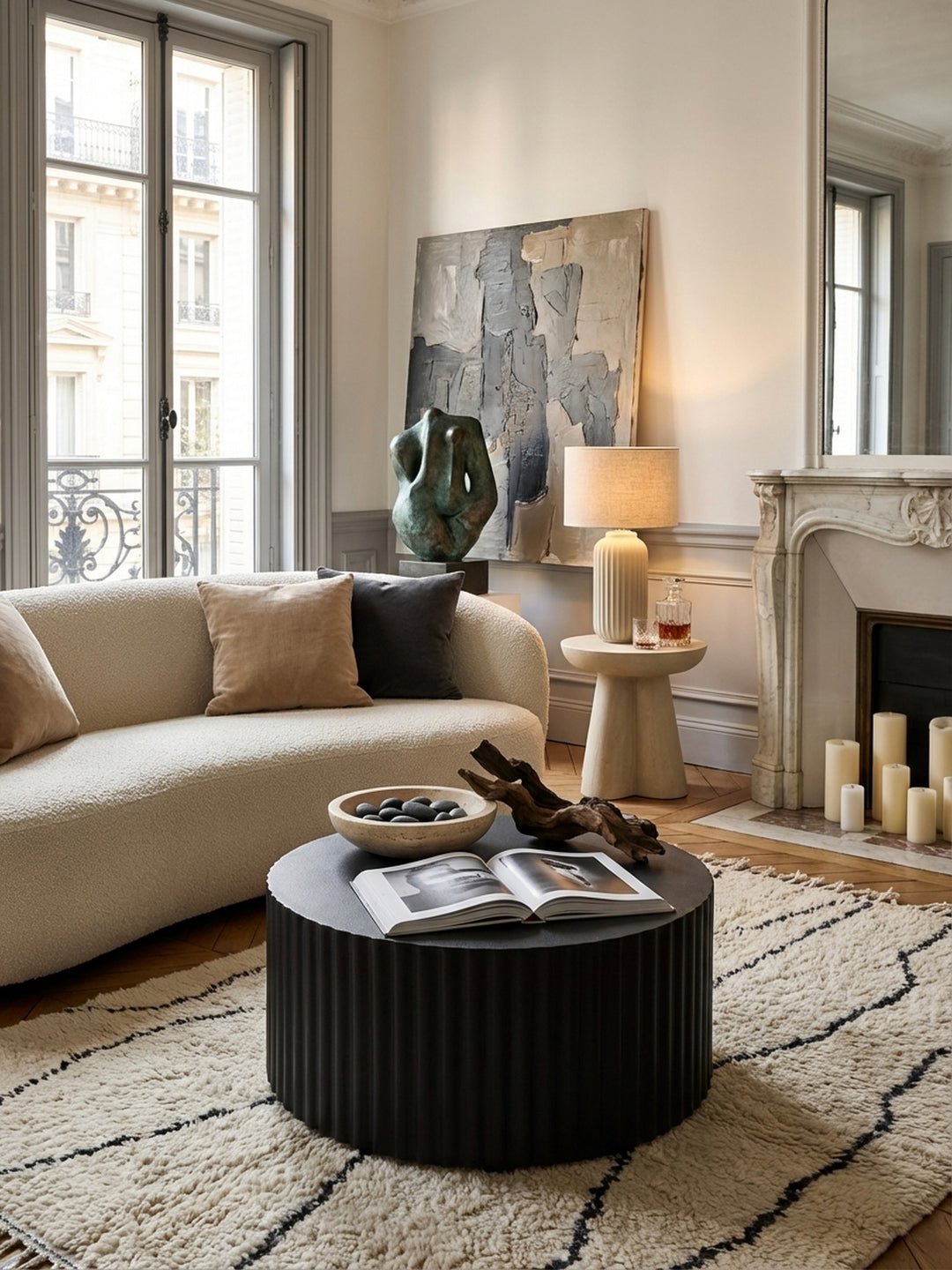 Eleganter runder Couchtisch aus schwarzem Metall mit Lamellen-Optik als Mittelpunkt in einem modernen Wohnzimmer mit hellem Sofa und Eichenparkett._