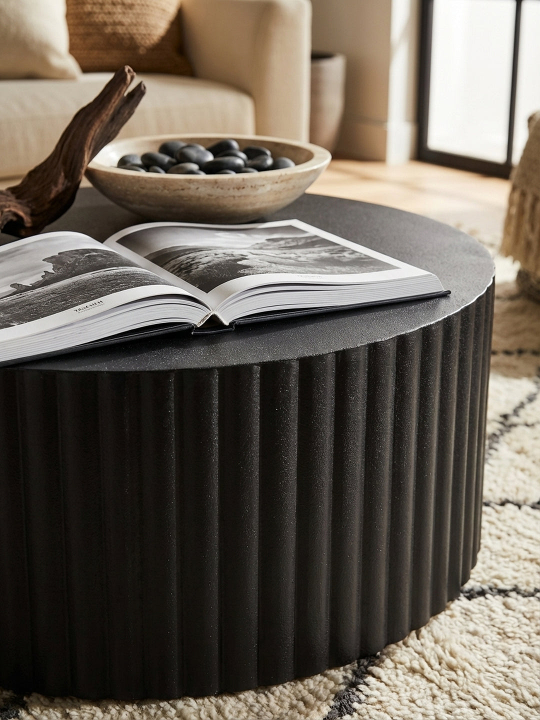 Detailaufnahme der matten, pulverbeschichteten Oberfläche und der feinen Wellen-Struktur des schwarzen Eisen-Couchtischs._