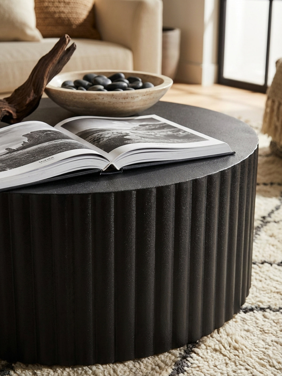 Detailaufnahme der matten, pulverbeschichteten Oberfläche und der feinen Wellen-Struktur des schwarzen Eisen-Couchtischs.