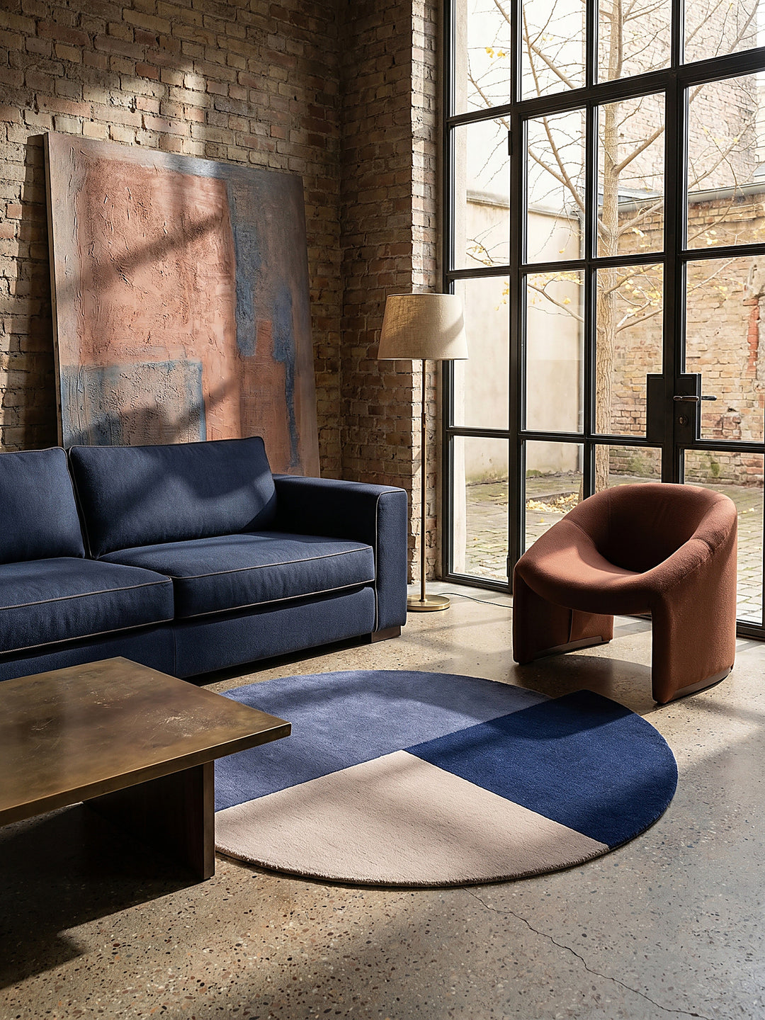 Teppich Blau-Beige rund Editorial Interior als Designobjekt drapiert hochwertige Wohnaccessoires_