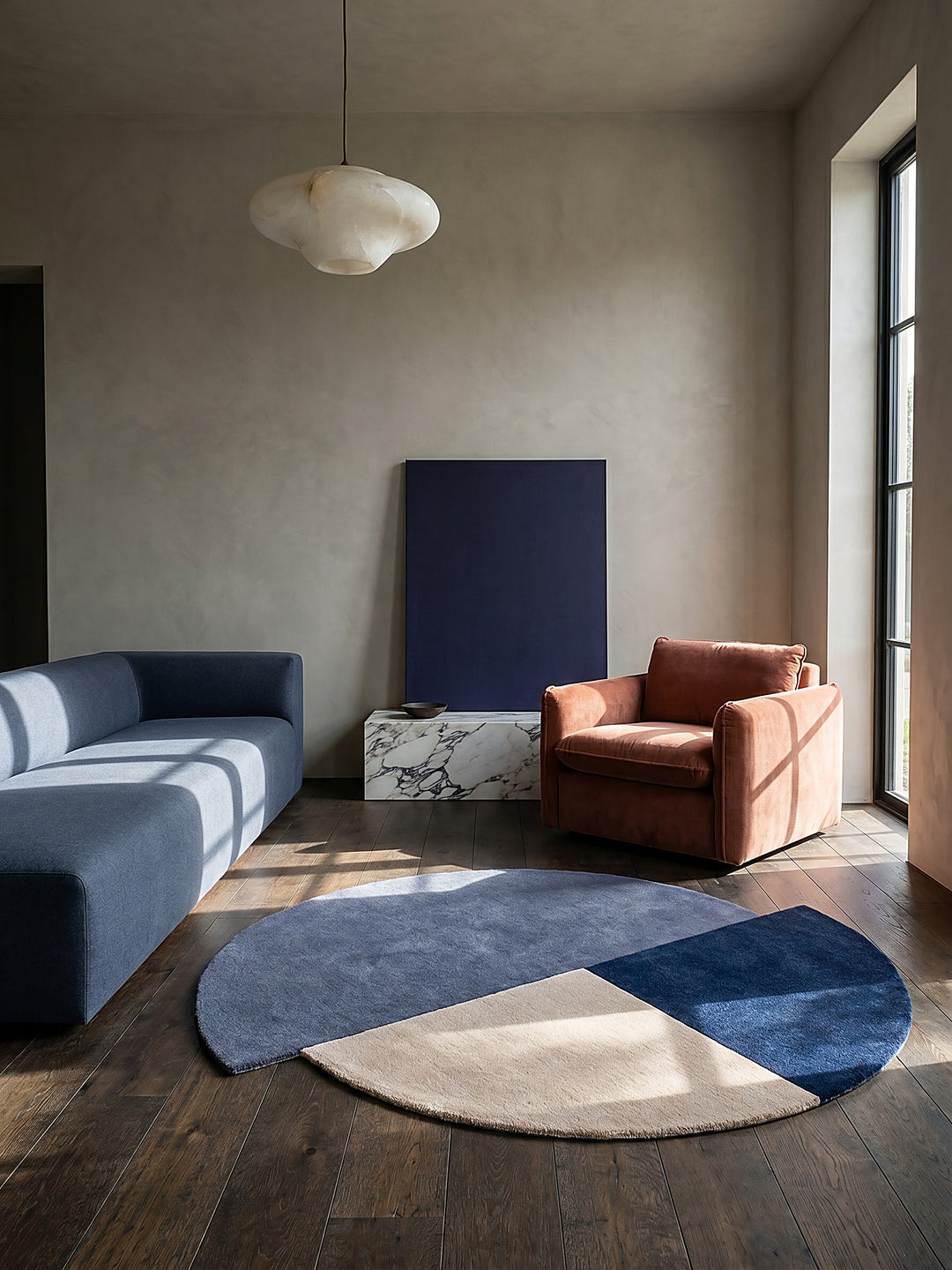 Teppich Blau-Beige rund im modernen Wohnzimmer Einrichtungsidee_