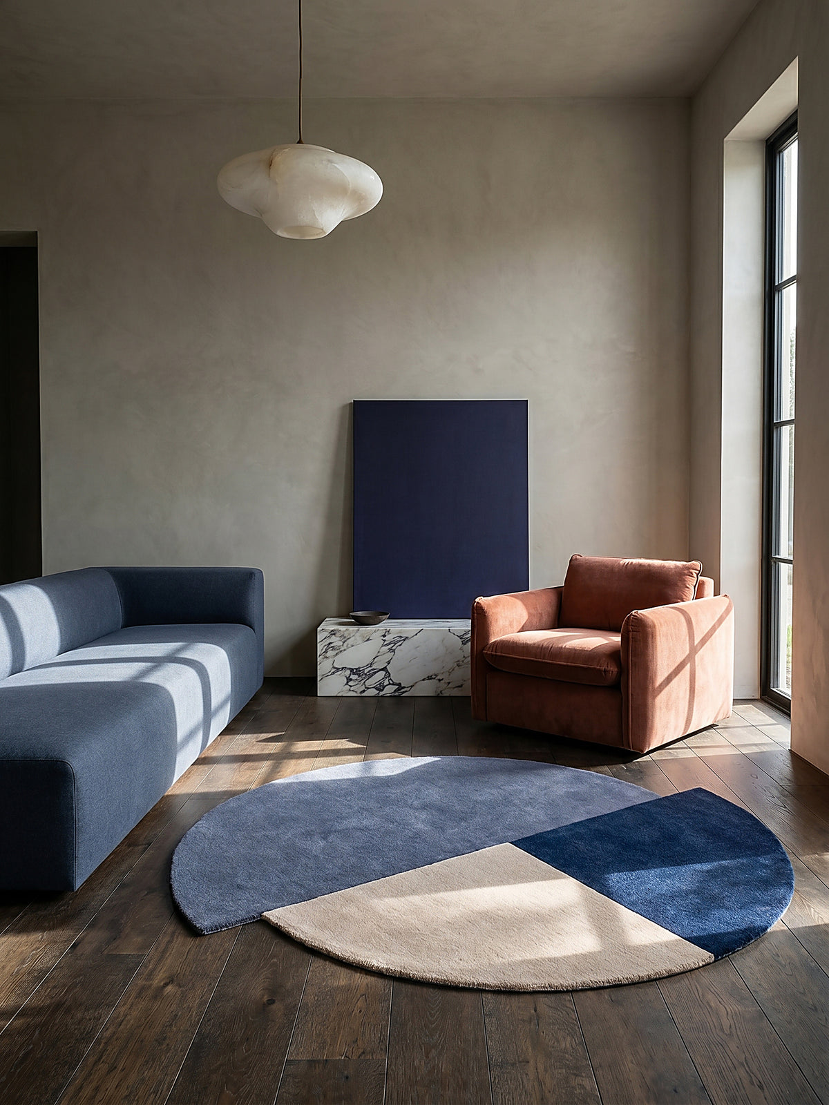 Teppich Blau-Beige rund im modernen Wohnzimmer Einrichtungsidee_