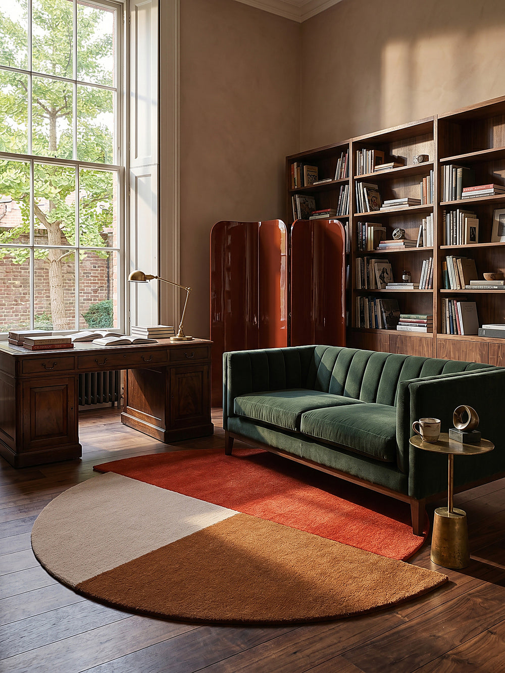 Teppich Rot-Beige rund im Wohnzimmer mit Couchtisch und Wohnaccessoires Wohnidee skandinavisch modern_