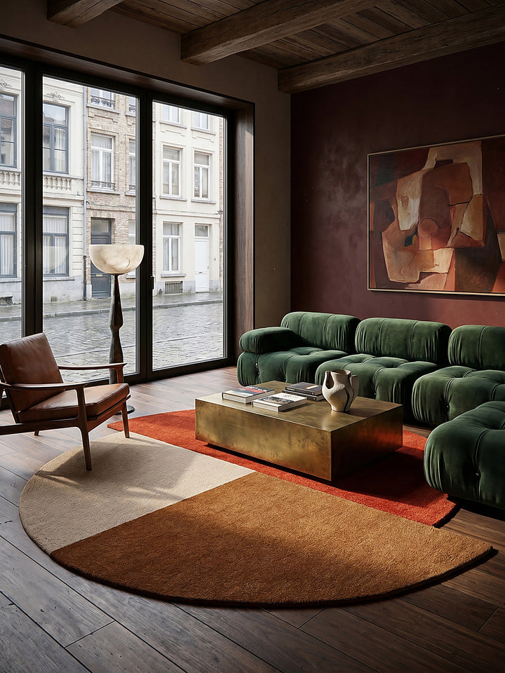Teppich Rot-Beige rund im modernen Wohnzimmer vor warm chalky white with a subtle sand und Einrichtungsidee_
