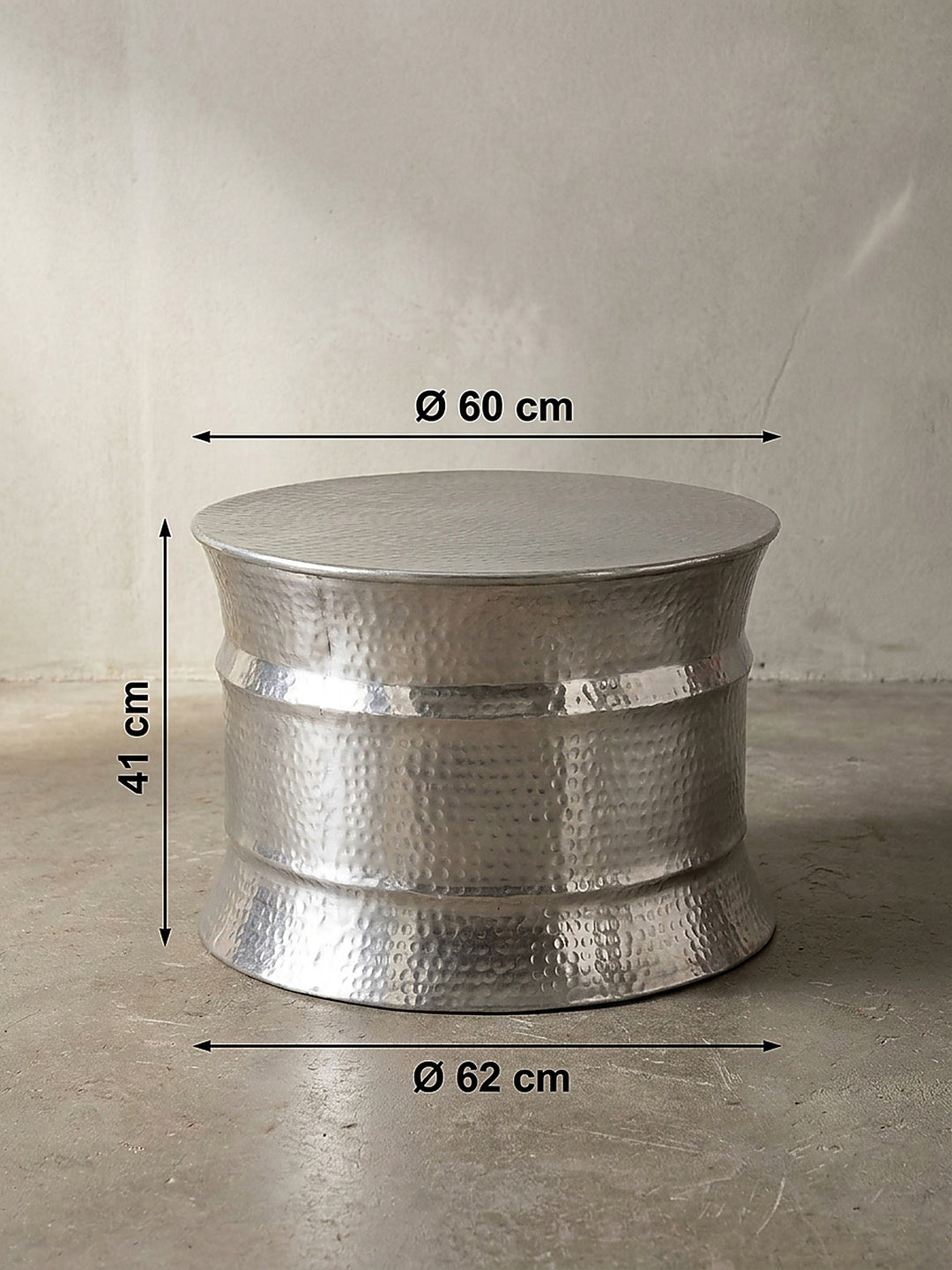 Technische Maßzeichnung des silbernen Couchtisches mit Pfeilen für 62 cm Durchmesser und 41 cm Höhe zur genauen Raumplanung_