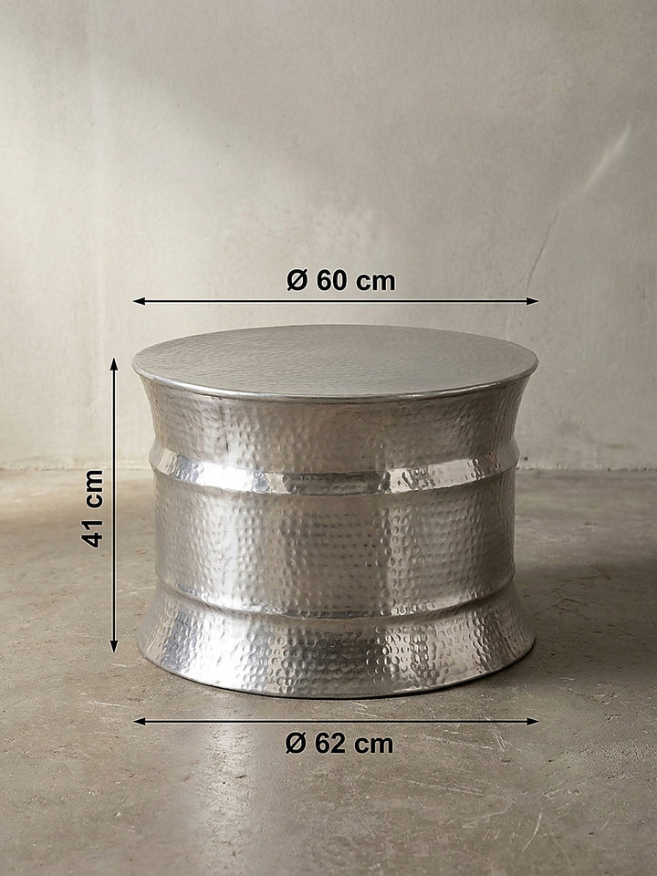 Technische Maßzeichnung des silbernen Couchtisches mit Pfeilen für 62 cm Durchmesser und 41 cm Höhe zur genauen Raumplanung_
