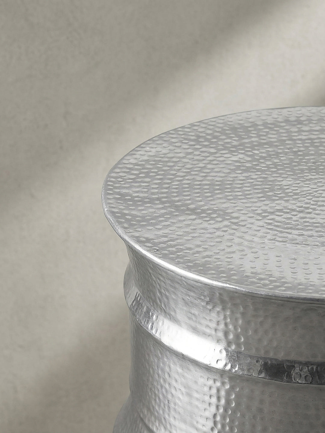 Erhöhte Studioansicht auf die großzügige 62 cm breite Ablagefläche des handgefertigten Aluminium-Couchtisches_