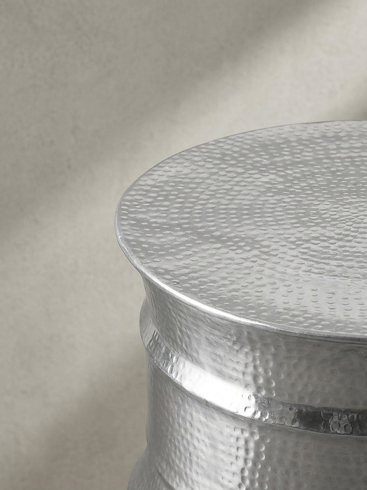 Erhöhte Studioansicht auf die großzügige 62 cm breite Ablagefläche des handgefertigten Aluminium-Couchtisches_