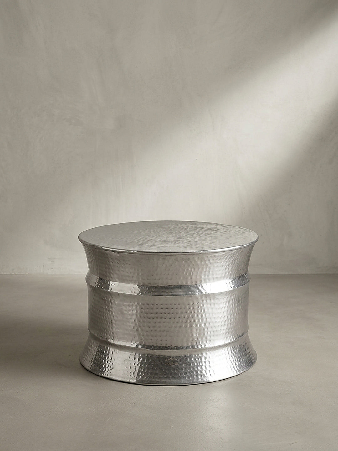 Seitenansicht des 41 cm hohen Sofatisches aus Aluminium mit detailliert ausgearbeiteter zylindrischer Trommelform_