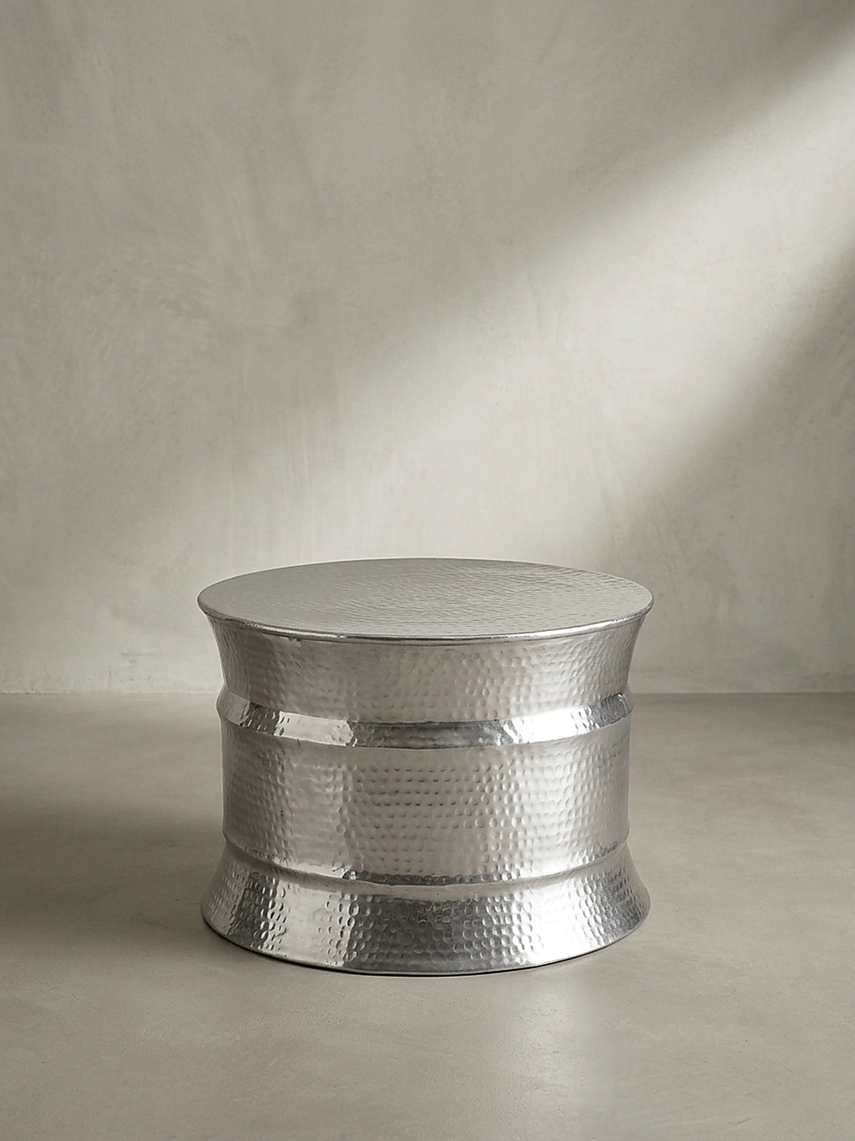 Seitenansicht des 41 cm hohen Sofatisches aus Aluminium mit detailliert ausgearbeiteter zylindrischer Trommelform