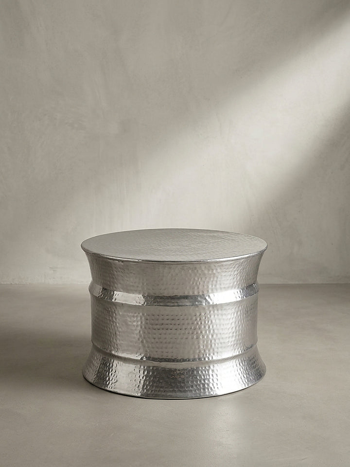 Seitenansicht des 41 cm hohen Sofatisches aus Aluminium mit detailliert ausgearbeiteter zylindrischer Trommelform_