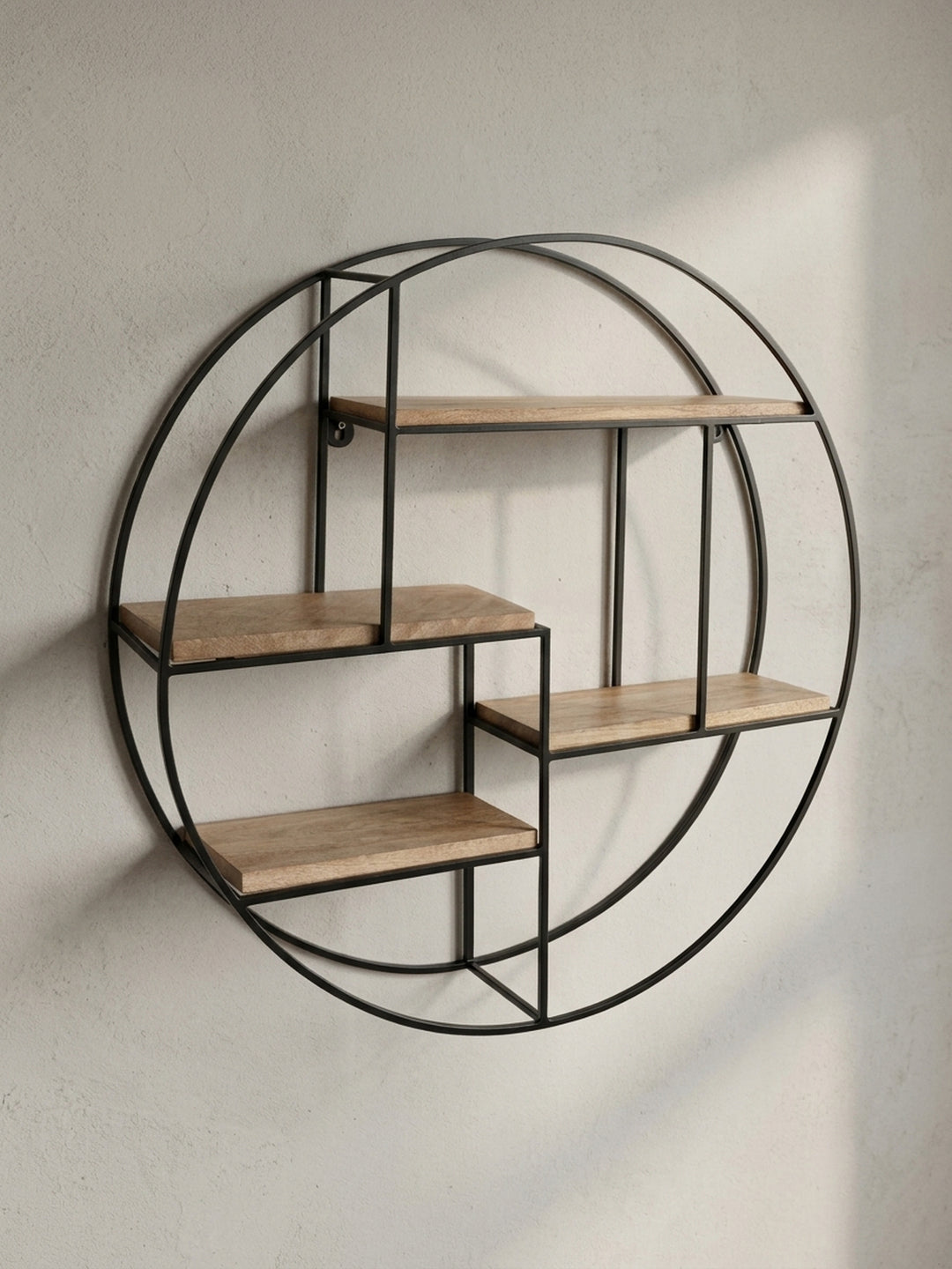 Seitenansicht des Industrial-Schweberegals, die die schmale Tiefe von 18 cm und die filigrane Silhouette des schwarzen Eisenrahmens hervorhebt._