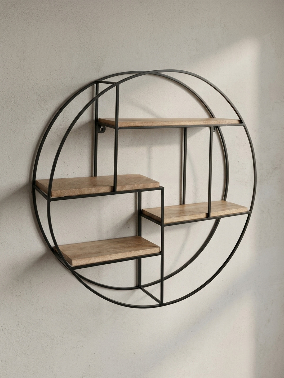 Seitenansicht des Industrial-Schweberegals, die die schmale Tiefe von 18 cm und die filigrane Silhouette des schwarzen Eisenrahmens hervorhebt._