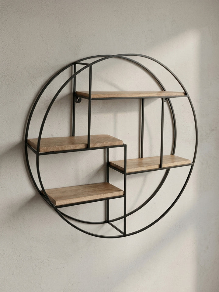 Seitenansicht des Industrial-Schweberegals, die die schmale Tiefe von 18 cm und die filigrane Silhouette des schwarzen Eisenrahmens hervorhebt._