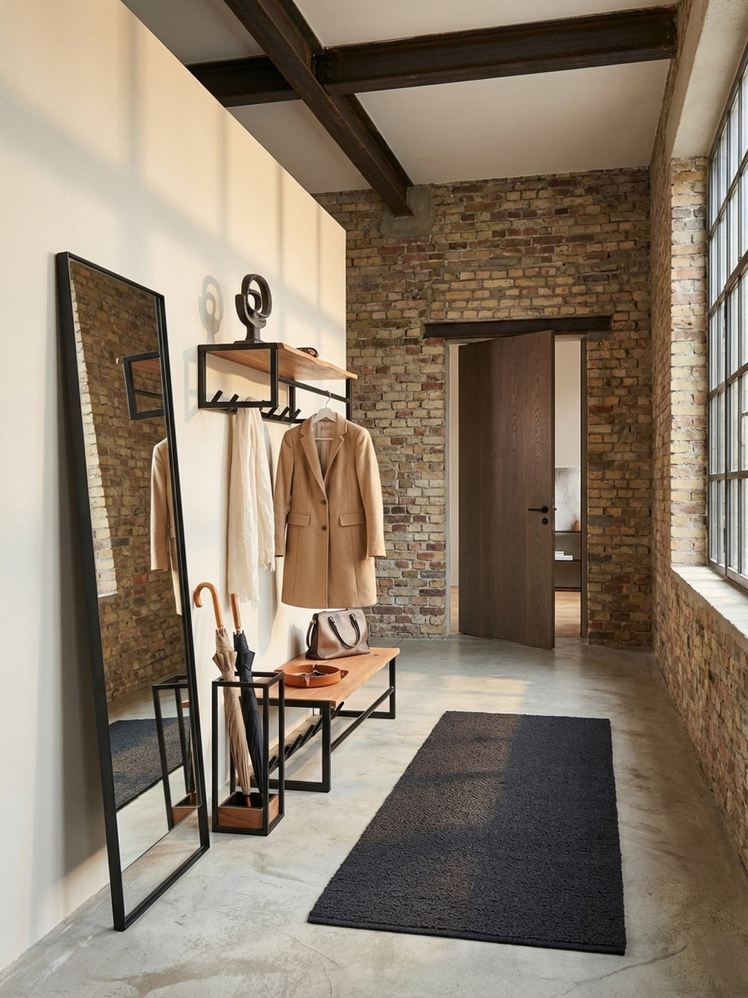 Design-Wandgarderobe mit Ablage und Hakenleiste von oben, zeigt die 33 cm tiefe Ablagefläche für Dekoration und Accessoires._