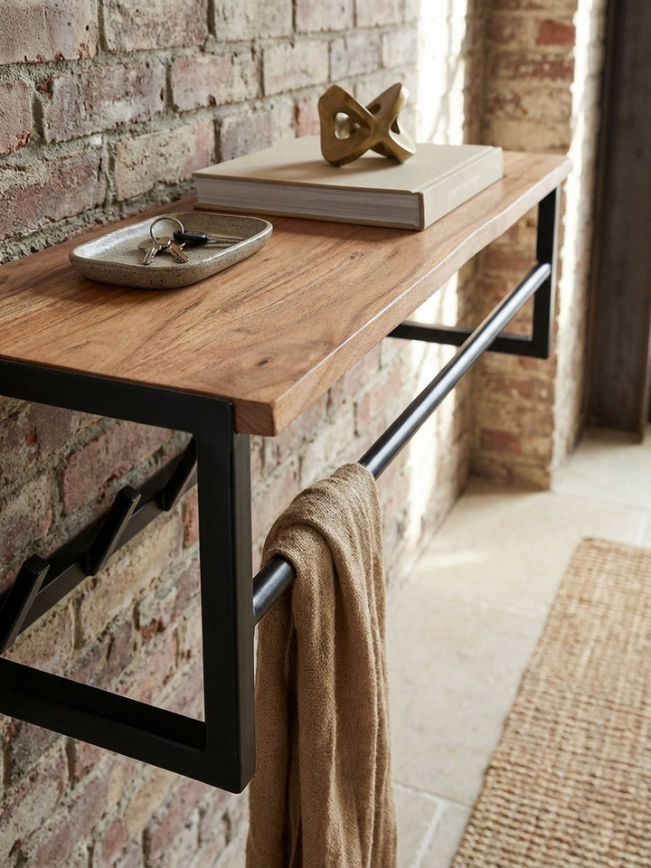 Detailaufnahme der massiven Akazienholz-Ablage der Garderobe, die die einzigartige und natürliche Maserung des Materials zeigt._