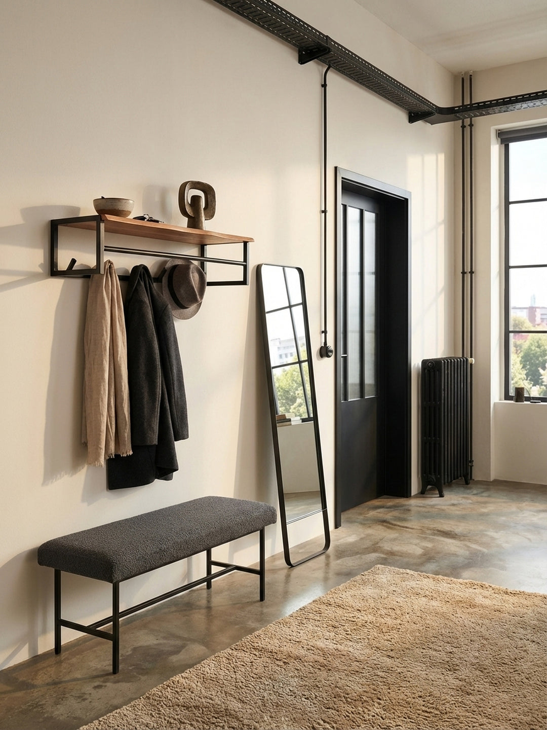 Moderne Wandgarderobe aus Akazienholz und Metall im eleganten Flur, ideal für Jacken und Hüte auf 80 cm Breite._