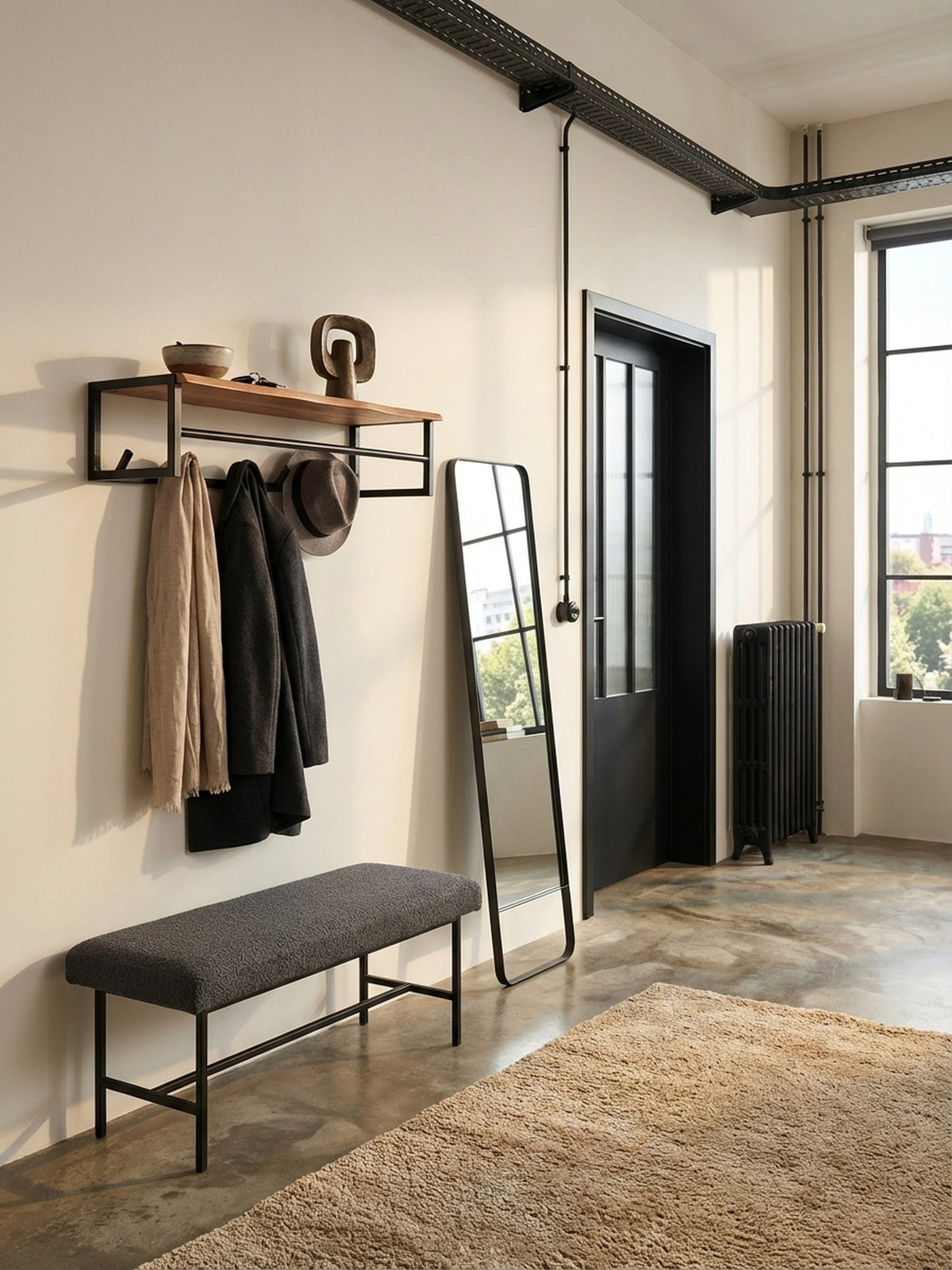 Moderne Wandgarderobe aus Akazienholz und Metall im eleganten Flur, ideal für Jacken und Hüte auf 80 cm Breite._