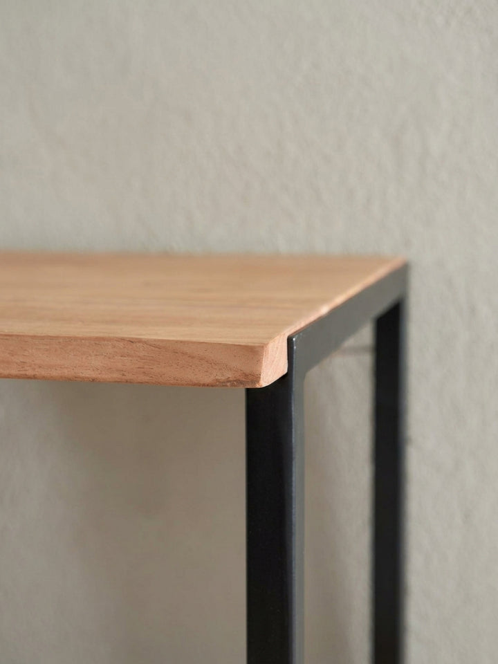 Nahaufnahme der präzise gefertigten, mattschwarzen Haken an der Wandgarderobe für einen modernen und funktionalen Eingangsbereich._