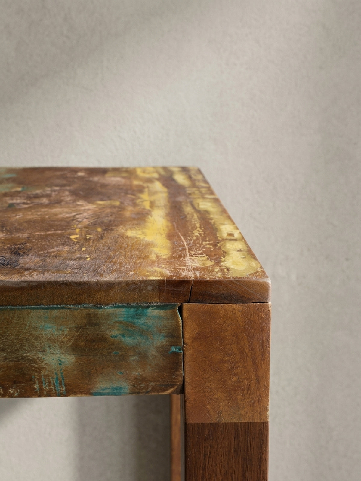 Leicht erhöhte Ansicht des quadratischen Holztisches auf weißem Hintergrund. Die 60x60 cm große, lackierte Tischplatte aus recyceltem Holz bietet eine strapazierfähige und dekorative_
